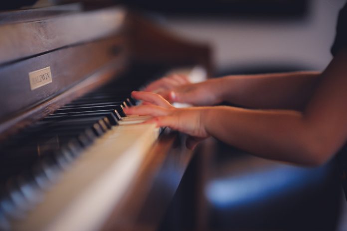 hands on piano